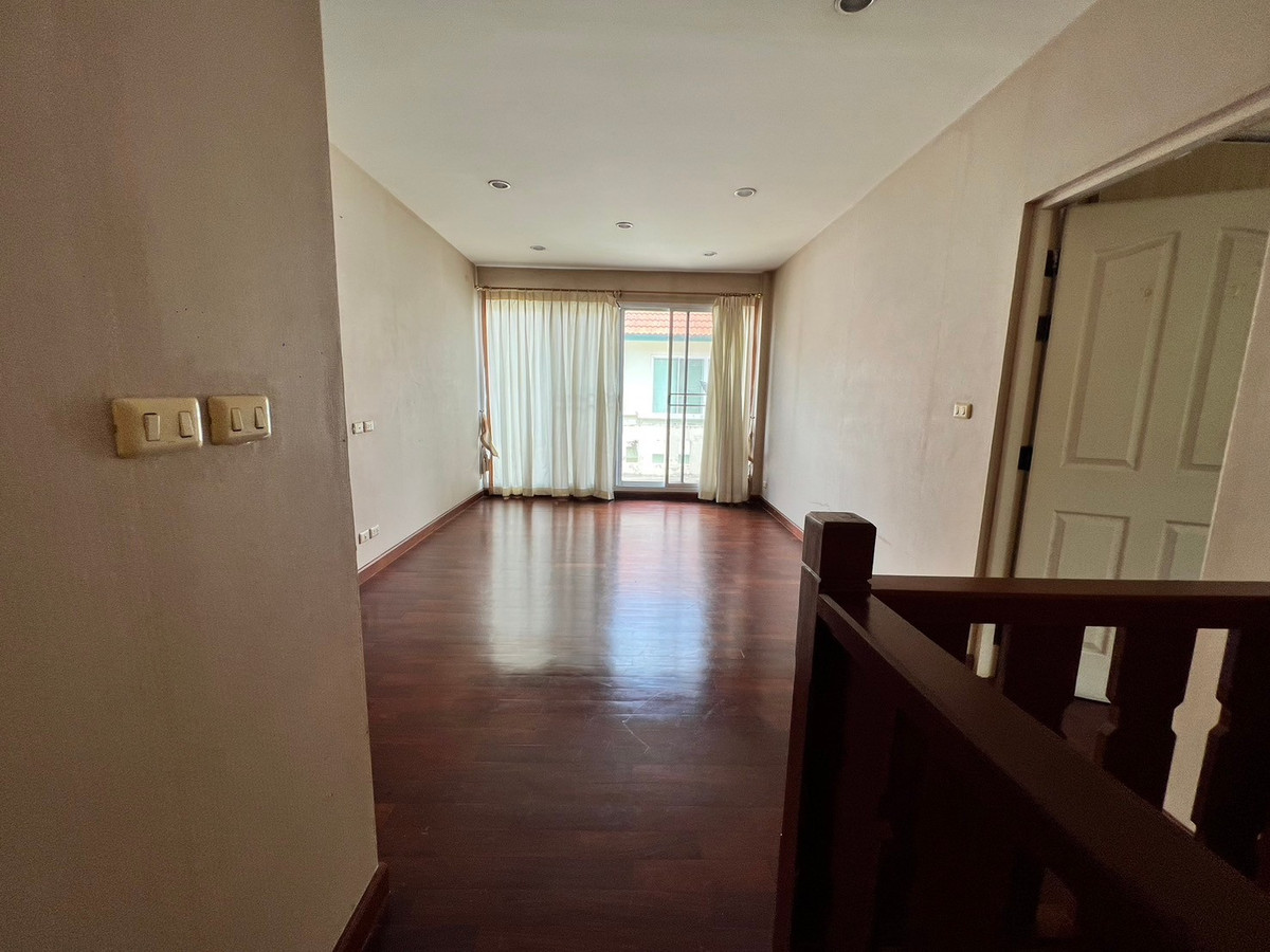 ให้เช่าบ้านปิ่นเกล้า จรัญสนิทวงศ์ : บ้านเดี่ยว 107ตรว. 5ห้องนอน 5ห้องน้ำ มีห้องแม่บ้าน หมู่บ้าน ลัดดารมย์ ปิ่นเกล้า