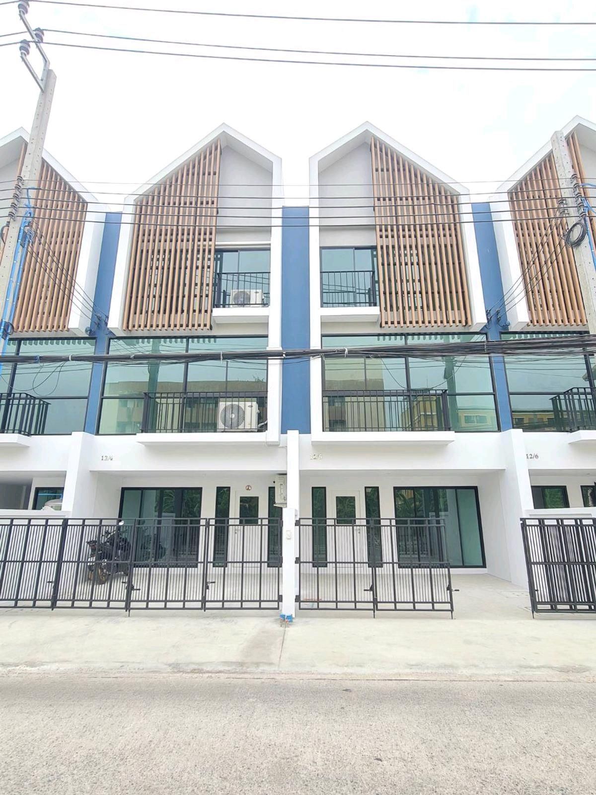 For RentHome OfficeBangna, Bearing, Lasalle : 📍 Location: Sukhumvit 70/5🚶‍♂️ Just 300 m. from BTS Bearing.