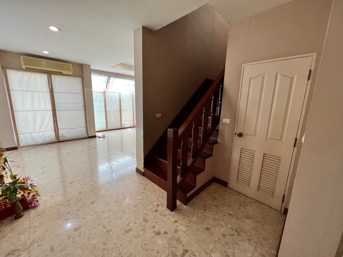 ให้เช่าบ้านปิ่นเกล้า จรัญสนิทวงศ์ : บ้านเดี่ยว 107ตรว. 5ห้องนอน 5ห้องน้ำ มีห้องแม่บ้าน หมู่บ้าน ลัดดารมย์ ปิ่นเกล้า