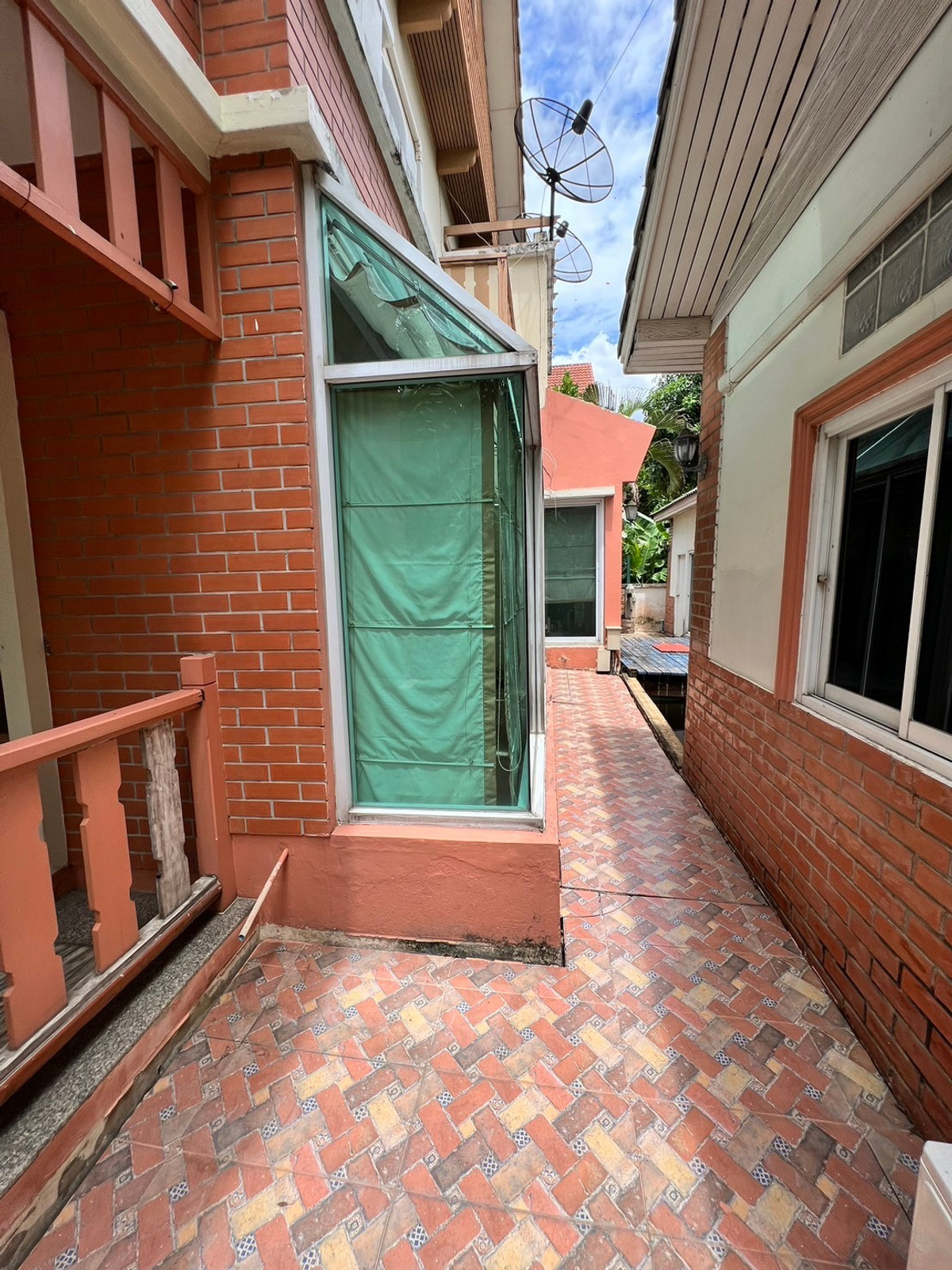 ให้เช่าบ้านปิ่นเกล้า จรัญสนิทวงศ์ : บ้านเดี่ยว 107ตรว. 5ห้องนอน 5ห้องน้ำ มีห้องแม่บ้าน หมู่บ้าน ลัดดารมย์ ปิ่นเกล้า