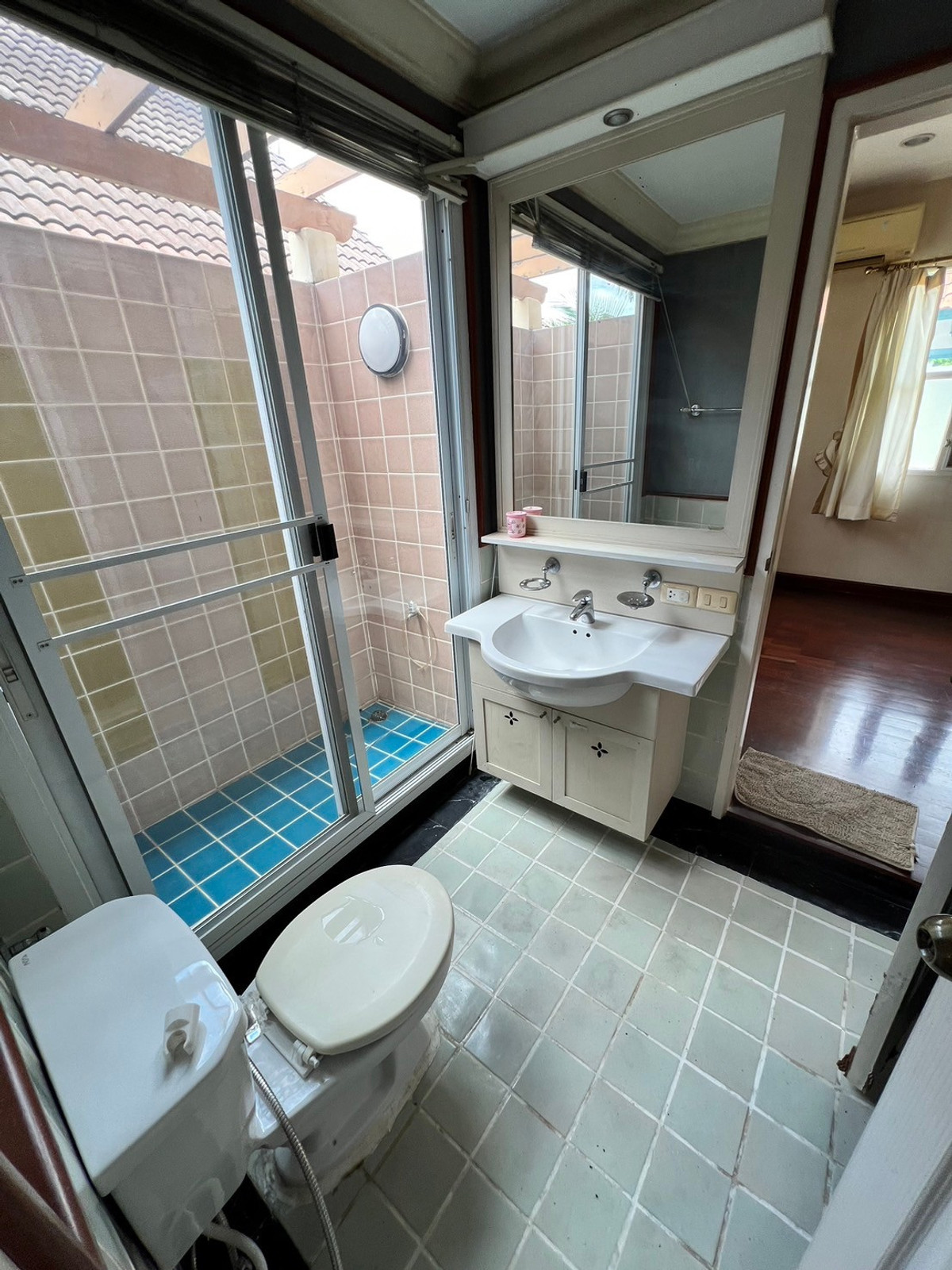 ให้เช่าบ้านปิ่นเกล้า จรัญสนิทวงศ์ : บ้านเดี่ยว 107ตรว. 5ห้องนอน 5ห้องน้ำ มีห้องแม่บ้าน หมู่บ้าน ลัดดารมย์ ปิ่นเกล้า