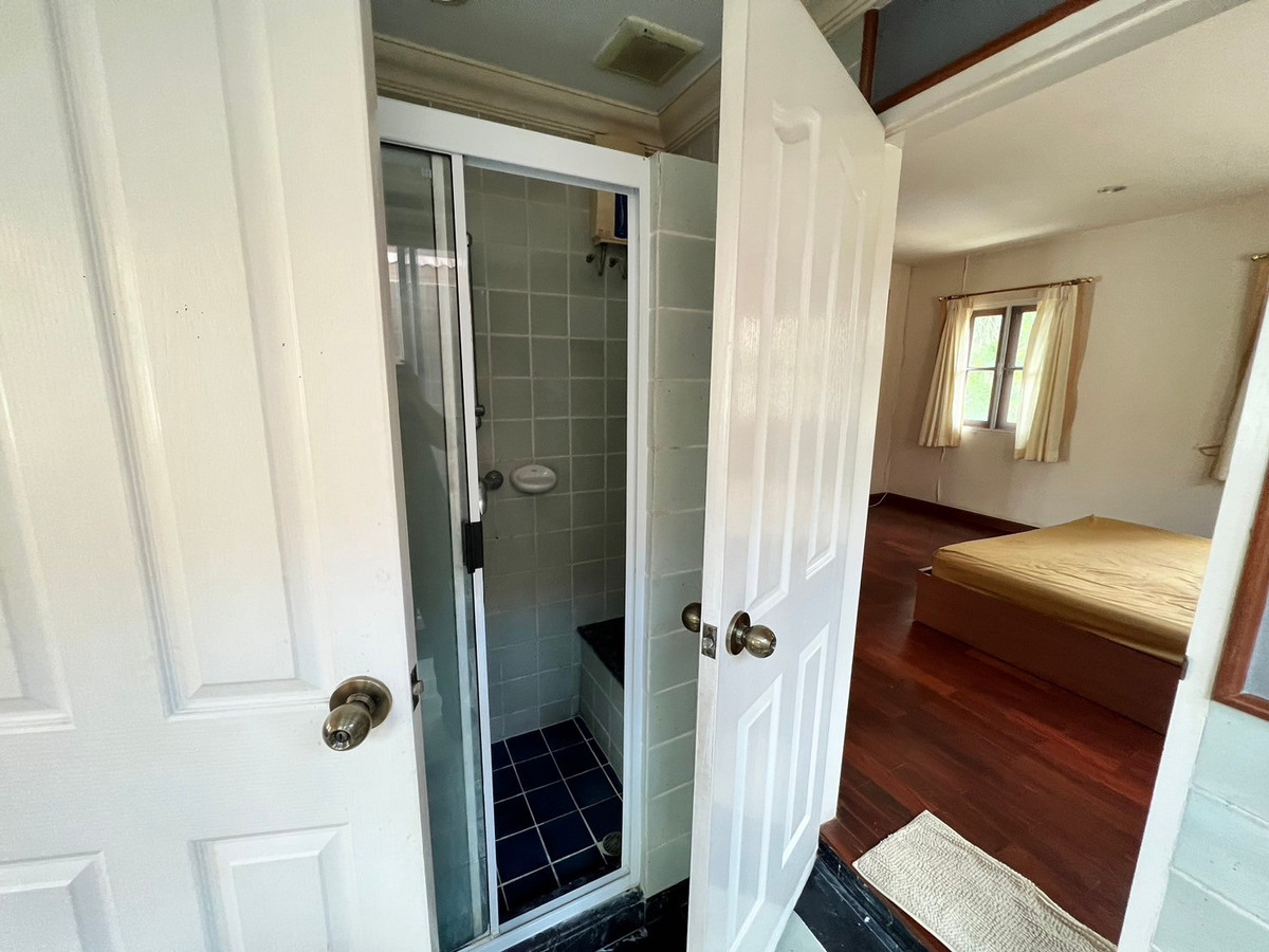 ให้เช่าบ้านปิ่นเกล้า จรัญสนิทวงศ์ : บ้านเดี่ยว 107ตรว. 5ห้องนอน 5ห้องน้ำ มีห้องแม่บ้าน หมู่บ้าน ลัดดารมย์ ปิ่นเกล้า