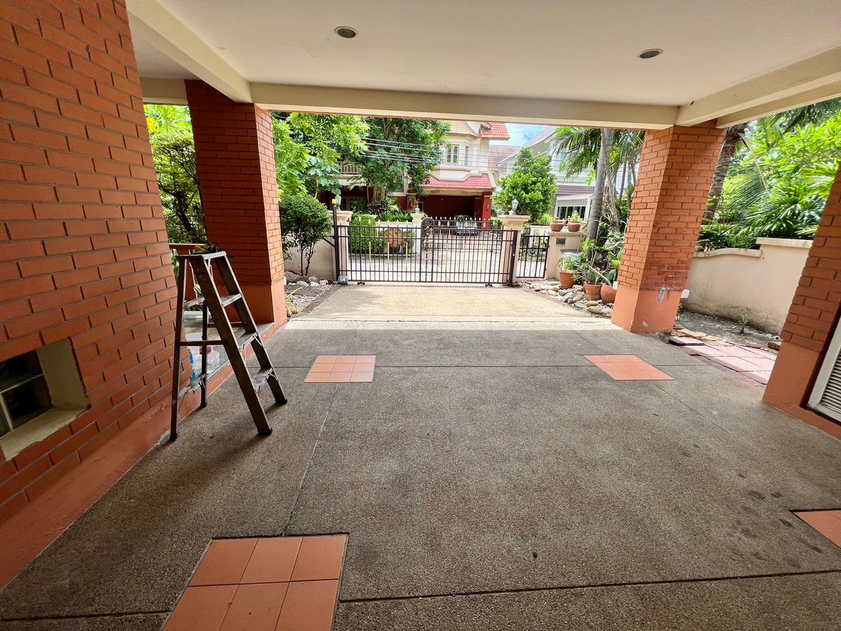 ให้เช่าบ้านปิ่นเกล้า จรัญสนิทวงศ์ : บ้านเดี่ยว 107ตรว. 5ห้องนอน 5ห้องน้ำ มีห้องแม่บ้าน หมู่บ้าน ลัดดารมย์ ปิ่นเกล้า