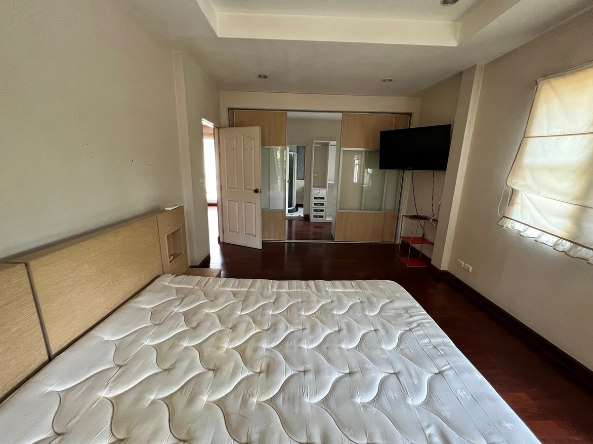 ให้เช่าบ้านปิ่นเกล้า จรัญสนิทวงศ์ : บ้านเดี่ยว 107ตรว. 5ห้องนอน 5ห้องน้ำ มีห้องแม่บ้าน หมู่บ้าน ลัดดารมย์ ปิ่นเกล้า