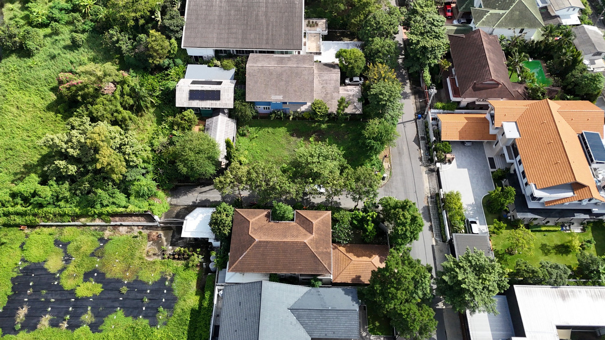 ขายที่ดินนวมินทร์ รามอินทรา : ขายที่ดินในหมู่บ้านนวธานี เสรีไทย 59  เหมาะสร้างบ้านหรู เนื้อที่ 118 ตารางวา แปลงมุม ถมแล้ว หน้ากว้าง 15 เมตร ลึก 32 เมตร