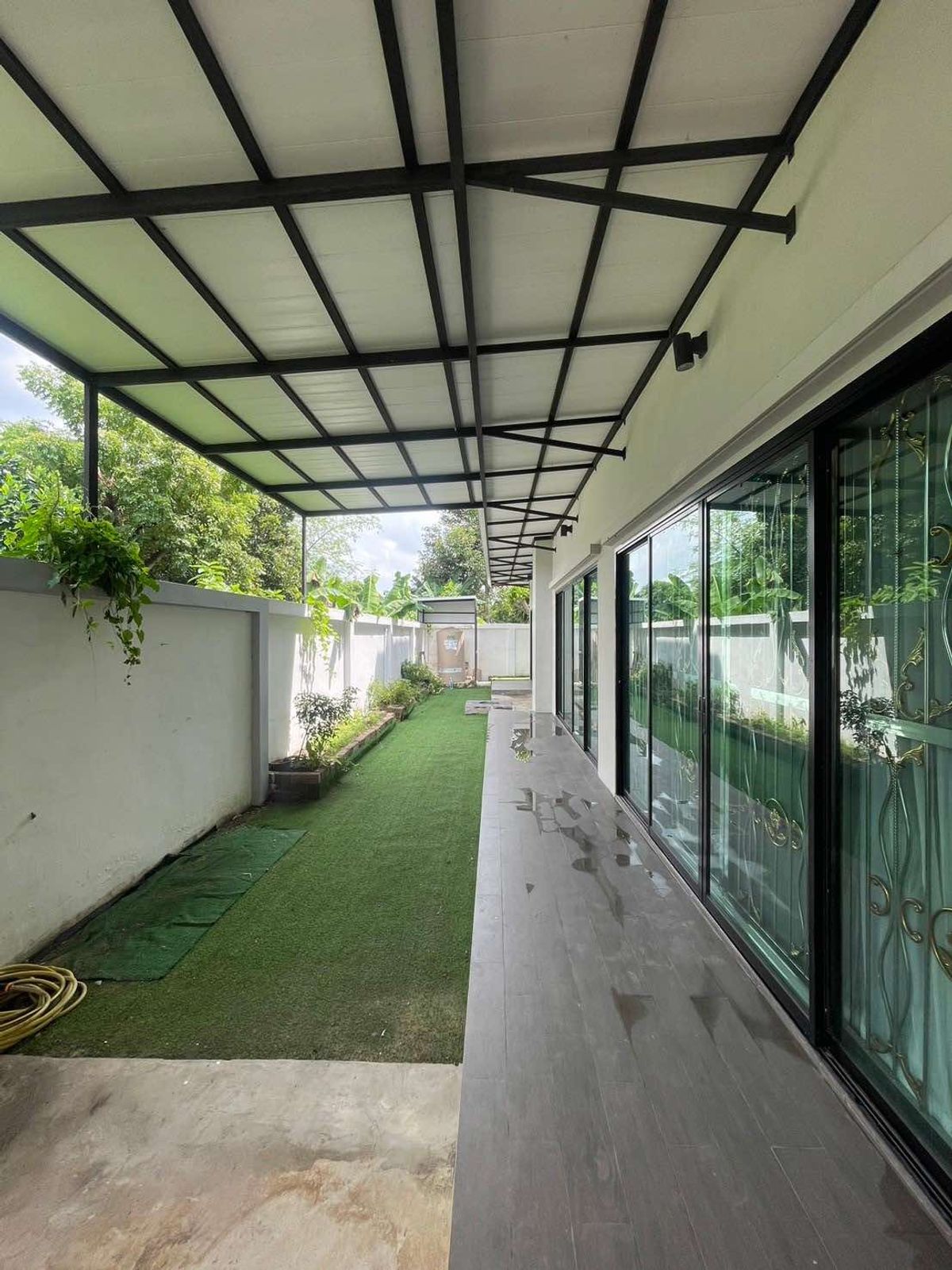 For RentHousePinklao, Charansanitwong : house can register a company with 4 bedrooms, 4 bathrooms on Chim Phli Road, behind Taling-Chan Police Station