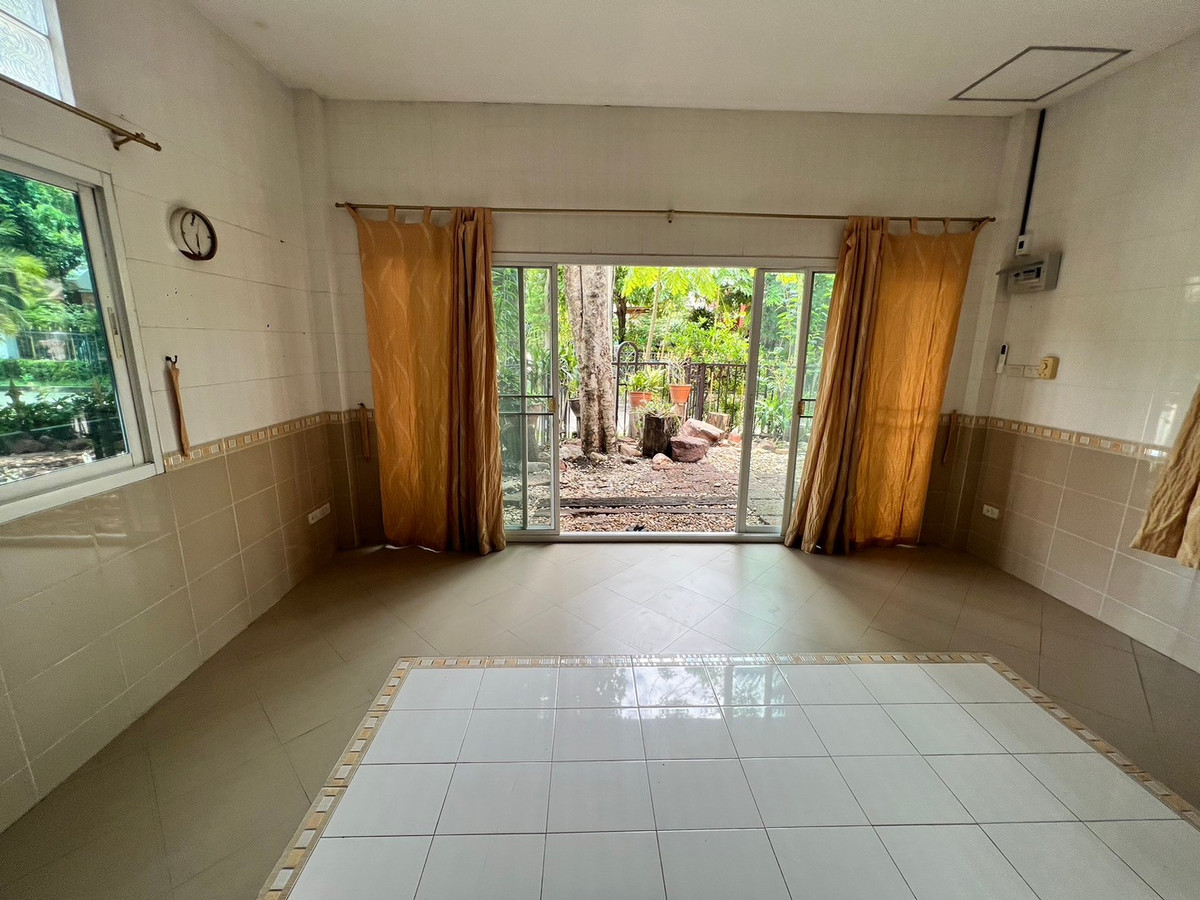 ให้เช่าบ้านปิ่นเกล้า จรัญสนิทวงศ์ : บ้านเดี่ยว 107ตรว. 5ห้องนอน 5ห้องน้ำ มีห้องแม่บ้าน หมู่บ้าน ลัดดารมย์ ปิ่นเกล้า