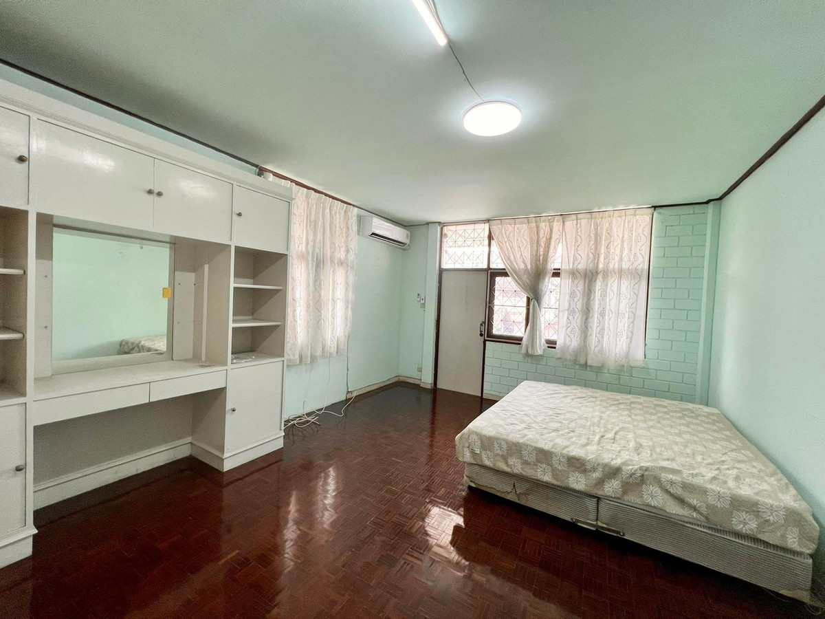 ให้เช่าบ้านเกษตรศาสตร์ รัชโยธิน : บ้านเดี่ยว 105ตรว. ถนนพหลโยธิน น้ำไม่ท่วม รีโนเวทใหม่ เดิน3นาทีถึงBTS 2ชั้น 5ห้องนอน