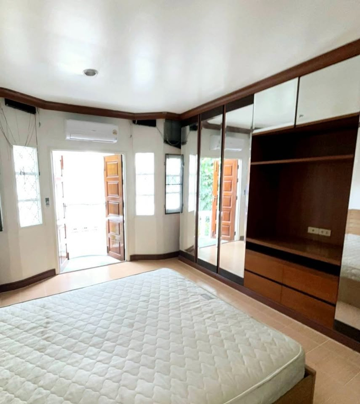 For RentHouseKasetsart, Ratchayothin : townhome with 2 bedrooms, near Major Ratchayothin at Soi Phaholyothin 29, 5mins walk to MRT.