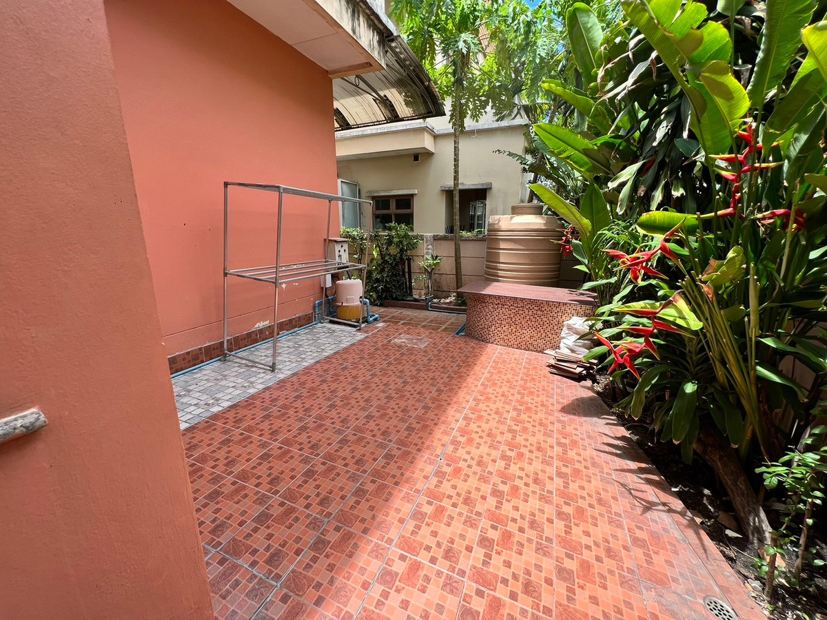 ให้เช่าบ้านปิ่นเกล้า จรัญสนิทวงศ์ : บ้านเดี่ยว 107ตรว. 5ห้องนอน 5ห้องน้ำ มีห้องแม่บ้าน หมู่บ้าน ลัดดารมย์ ปิ่นเกล้า