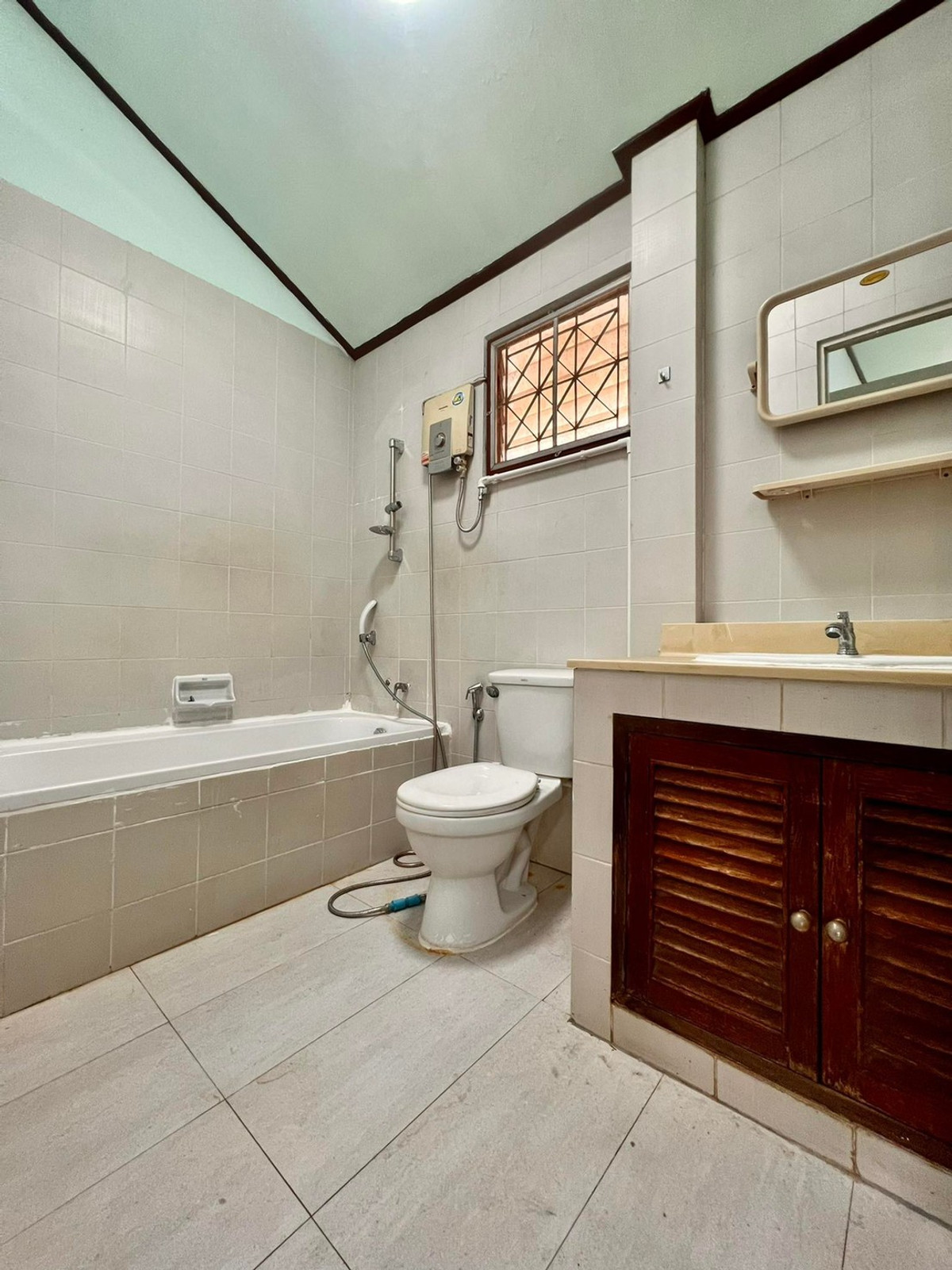 ให้เช่าบ้านเกษตรศาสตร์ รัชโยธิน : บ้านเดี่ยว 105ตรว. ถนนพหลโยธิน น้ำไม่ท่วม รีโนเวทใหม่ เดิน3นาทีถึงBTS 2ชั้น 5ห้องนอน