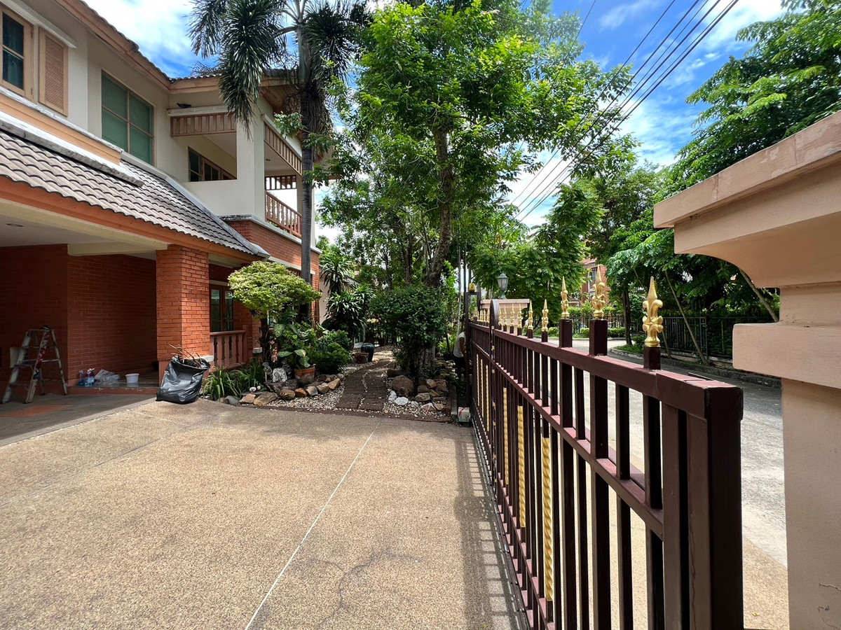 ให้เช่าบ้านปิ่นเกล้า จรัญสนิทวงศ์ : บ้านเดี่ยว 107ตรว. 5ห้องนอน 5ห้องน้ำ มีห้องแม่บ้าน หมู่บ้าน ลัดดารมย์ ปิ่นเกล้า