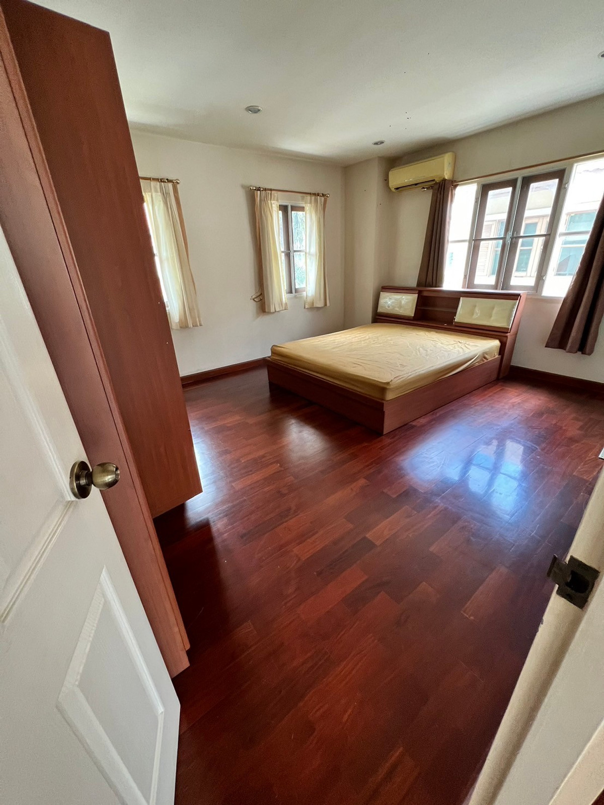 ให้เช่าบ้านปิ่นเกล้า จรัญสนิทวงศ์ : บ้านเดี่ยว 107ตรว. 5ห้องนอน 5ห้องน้ำ มีห้องแม่บ้าน หมู่บ้าน ลัดดารมย์ ปิ่นเกล้า