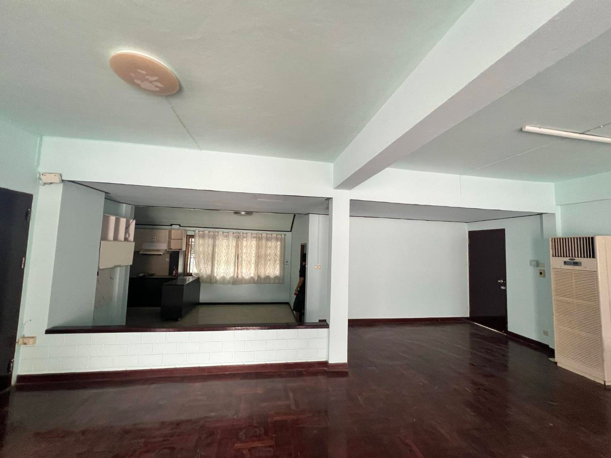 ให้เช่าบ้านเกษตรศาสตร์ รัชโยธิน : บ้านเดี่ยว 105ตรว. ถนนพหลโยธิน น้ำไม่ท่วม รีโนเวทใหม่ เดิน3นาทีถึงBTS 2ชั้น 5ห้องนอน