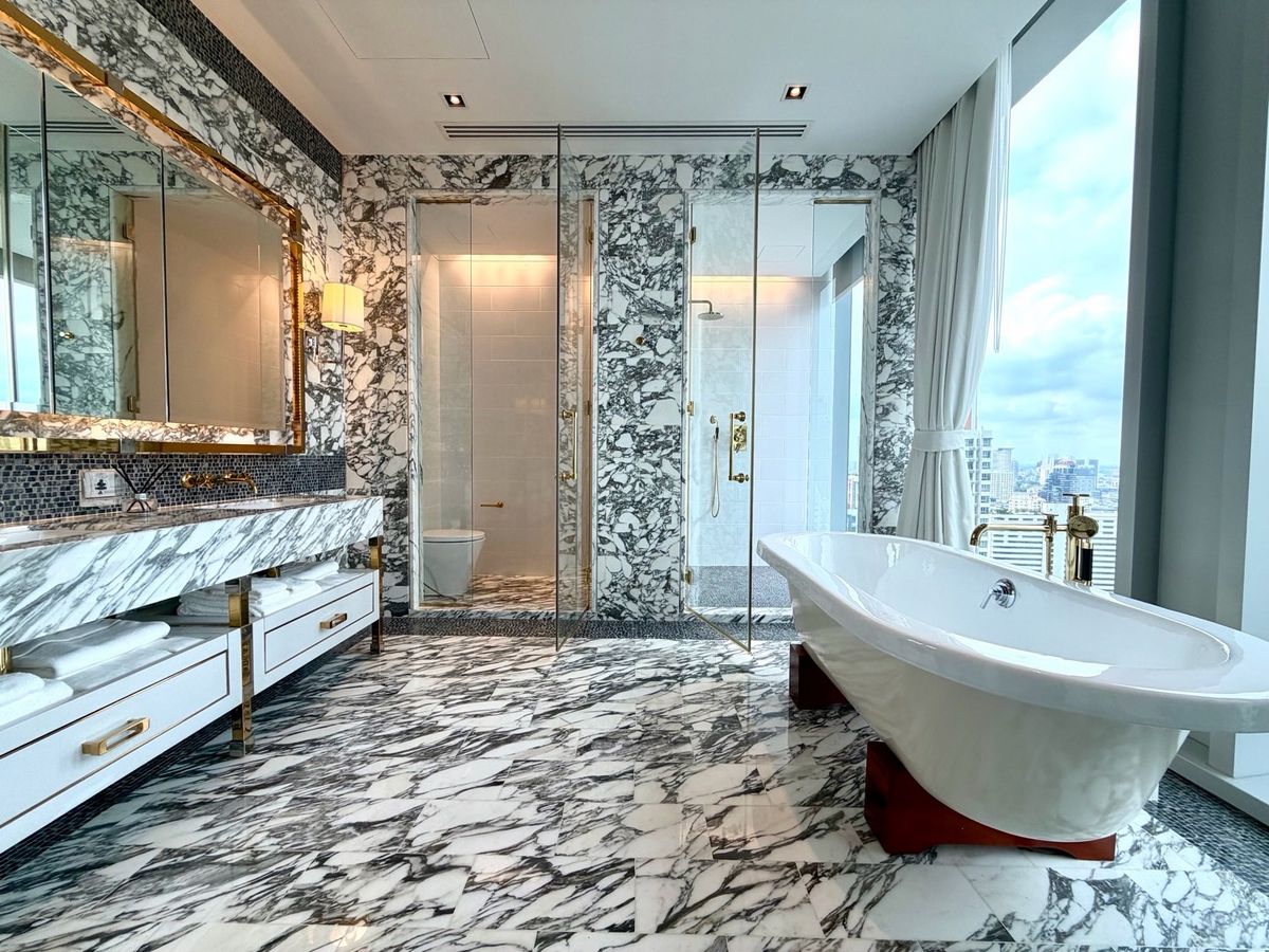 ขายคอนโดสาทร นราธิวาส : 3BED 3BATH 1POWDER 1MAID Live in | Surprise Deal Hurry up Catch Your Dream Tel 0946503223 