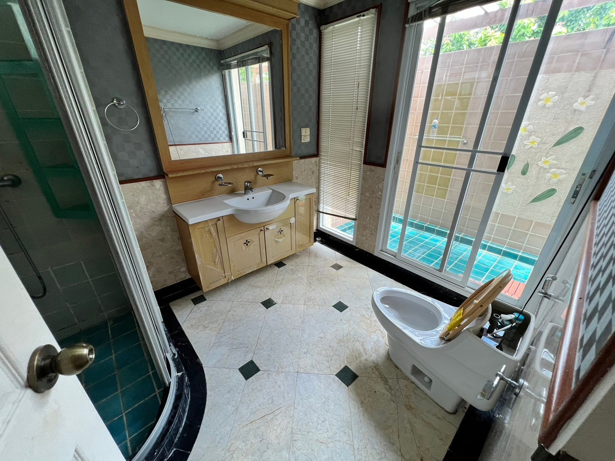 ให้เช่าบ้านปิ่นเกล้า จรัญสนิทวงศ์ : บ้านเดี่ยว 107ตรว. 5ห้องนอน 5ห้องน้ำ มีห้องแม่บ้าน หมู่บ้าน ลัดดารมย์ ปิ่นเกล้า