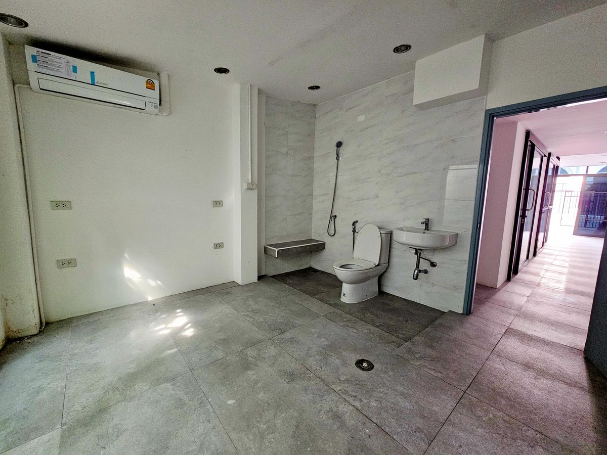 ขายอาคารพาณิชย์เยาวราช บางลำพู : ขาย อาคารพาณิชย์ 3.5 ชั้น เดอะริช อเวนิว @ ดำรงรักษ์ 19.1 ตรว. เหมือนใหม่ ไม่เคยอยู่อาศัย