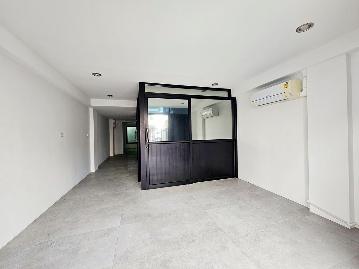 ขายอาคารพาณิชย์เยาวราช บางลำพู : ขาย อาคารพาณิชย์ 3.5 ชั้น เดอะริช อเวนิว @ ดำรงรักษ์ 19.1 ตรว. เหมือนใหม่ ไม่เคยอยู่อาศัย