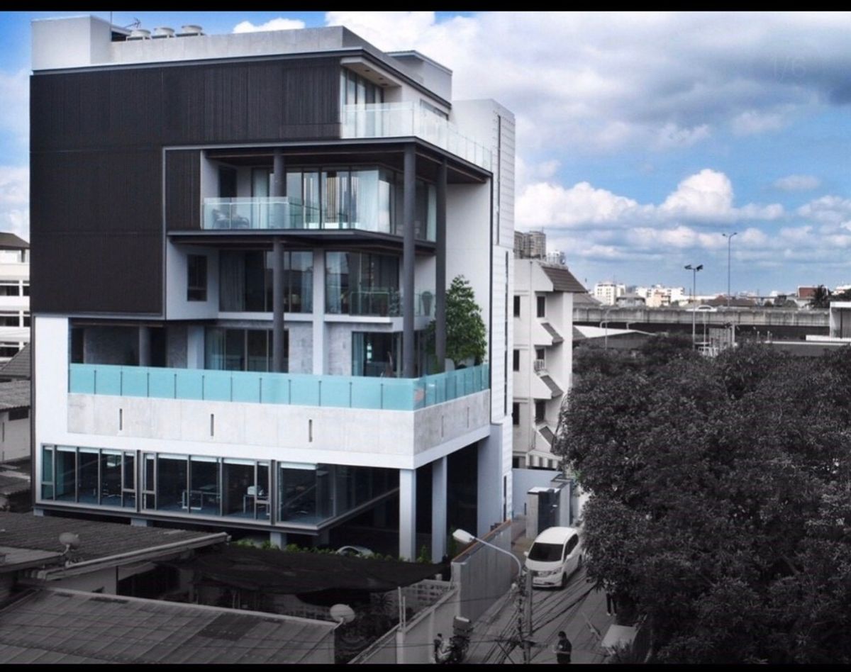 Home OfficeKasetsart, Ratchayothin : 🔥For sale: 7-story Luxury Office building with elevator + swimming pool, Ratchada 31, Intersection 2, near MRT Lat Phrao.