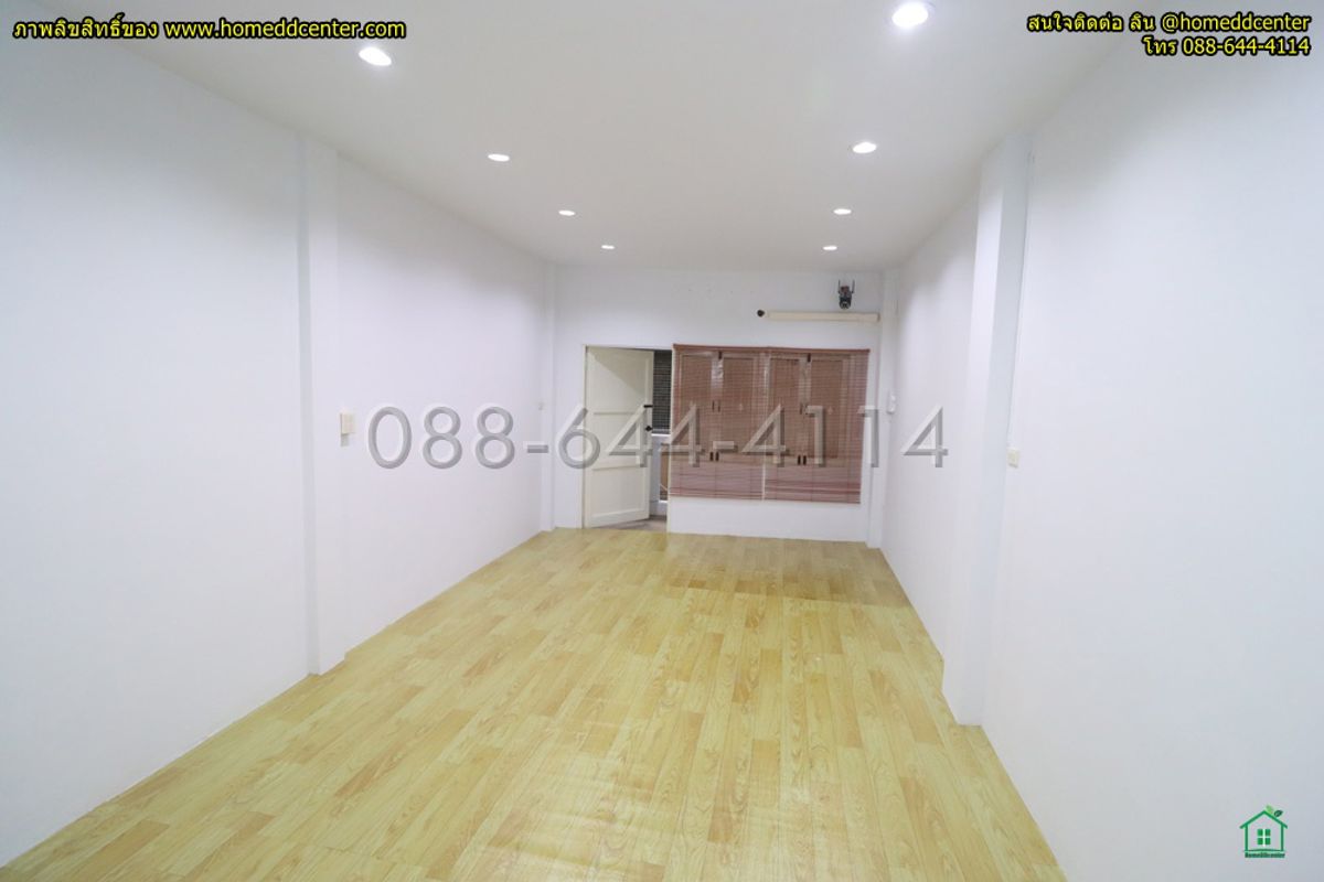 For SaleShop HouseYaowarat, Banglamphu : 5-story commercial building for sale, completely renovated. Prime location in Sampeng area, Soi Wanit 1, near Wat Chakkrawat. Samphanthawong District, Bangkok