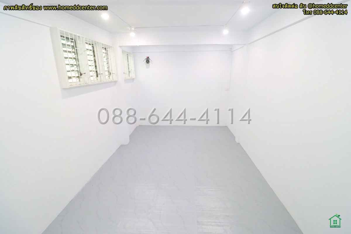 For SaleShop HouseYaowarat, Banglamphu : 5-story commercial building for sale, completely renovated. Prime location in Sampeng area, Soi Wanit 1, near Wat Chakkrawat. Samphanthawong District, Bangkok