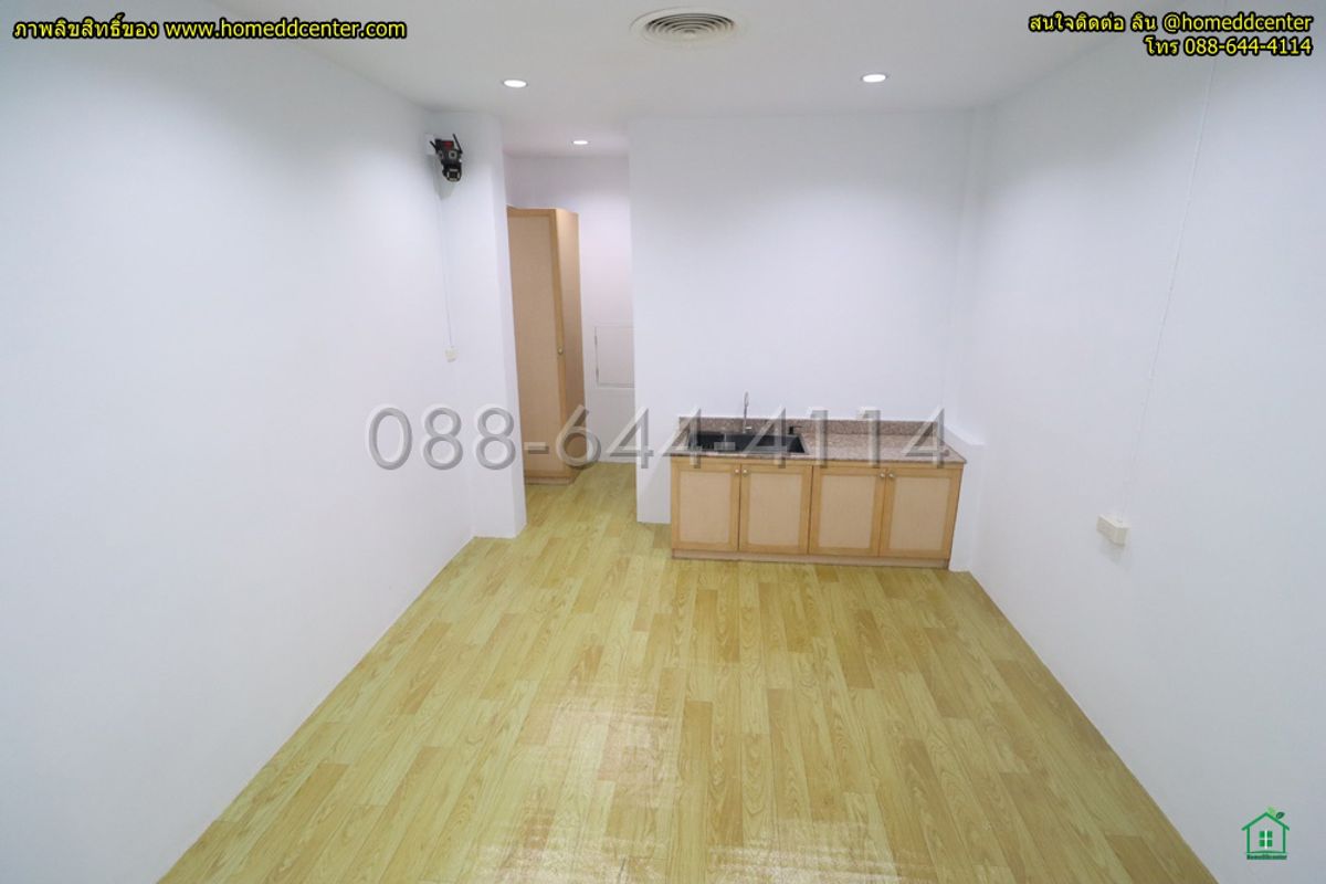 For SaleShop HouseYaowarat, Banglamphu : 5-story commercial building for sale, completely renovated. Prime location in Sampeng area, Soi Wanit 1, near Wat Chakkrawat. Samphanthawong District, Bangkok
