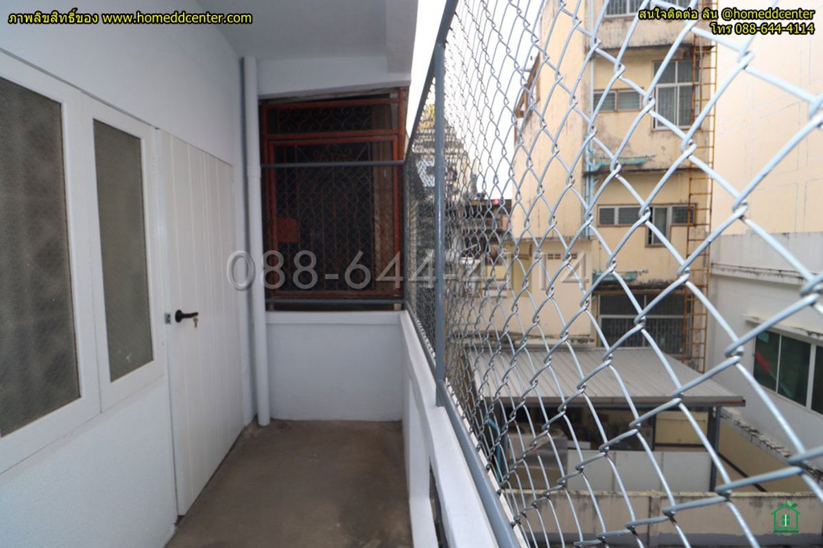 For SaleShop HouseYaowarat, Banglamphu : 5-story commercial building for sale, completely renovated. Prime location in Sampeng area, Soi Wanit 1, near Wat Chakkrawat. Samphanthawong District, Bangkok