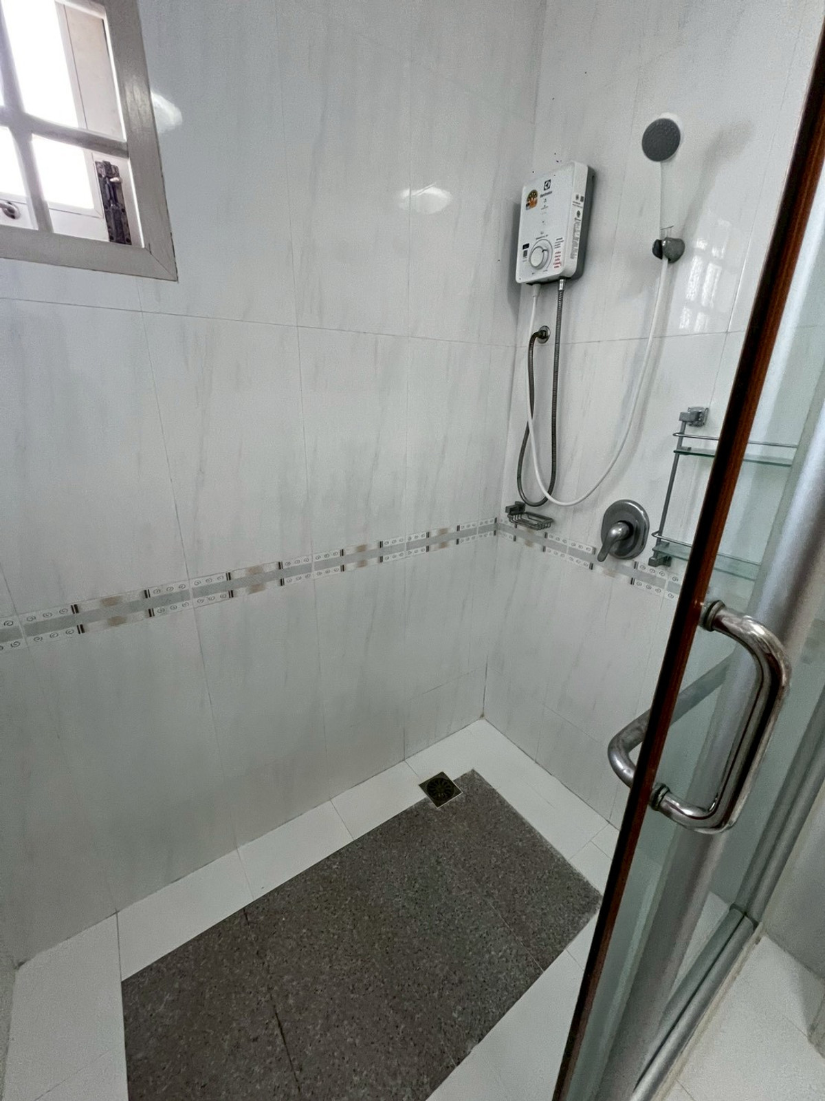 ให้เช่าบ้านพระราม 5 ราชพฤกษ์ บางกรวย : บ้านเดี่ยว พื้นที่เยอะ ครัวใหญ่มาก จดบริษัทได้ เลี้ยงสัตว์ได้ อยู่หลัง เซ็นทรัล เวสต์วิลล์ 4 ห้องนอน 3 ห้องน้ำ