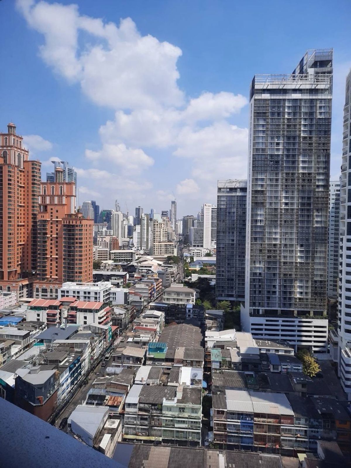 ขายคอนโดสุขุมวิท อโศก ทองหล่อ : 📢👇 เหมาะสำหรับอยู่อาศัยและลงทุน ห้องพักเลี้ยงสัตว์ได้ (Pet Friendly) ในย่าน Emdistrict ใกล้สวนเบญจกิติ และสวนเบญจสิริ