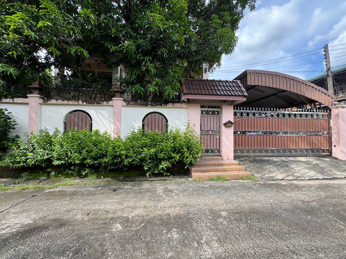 For SaleHouseKasetsart, Ratchayothin : Rarely Available! Prime Location Near the City! Single House for Sale, Soi Ramintra 39 — Spacious Land, Quality Construction, 110 sq. wah, 5 Bedrooms, 5 Bathrooms, 2 Parking Spaces, No Common Fees