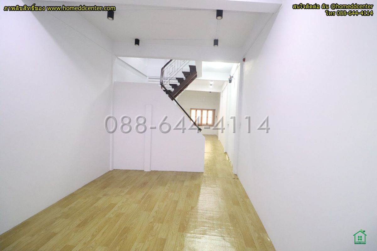 For SaleShop HouseYaowarat, Banglamphu : 5-story commercial building for sale, completely renovated. Prime location in Sampeng area, Soi Wanit 1, near Wat Chakkrawat. Samphanthawong District, Bangkok