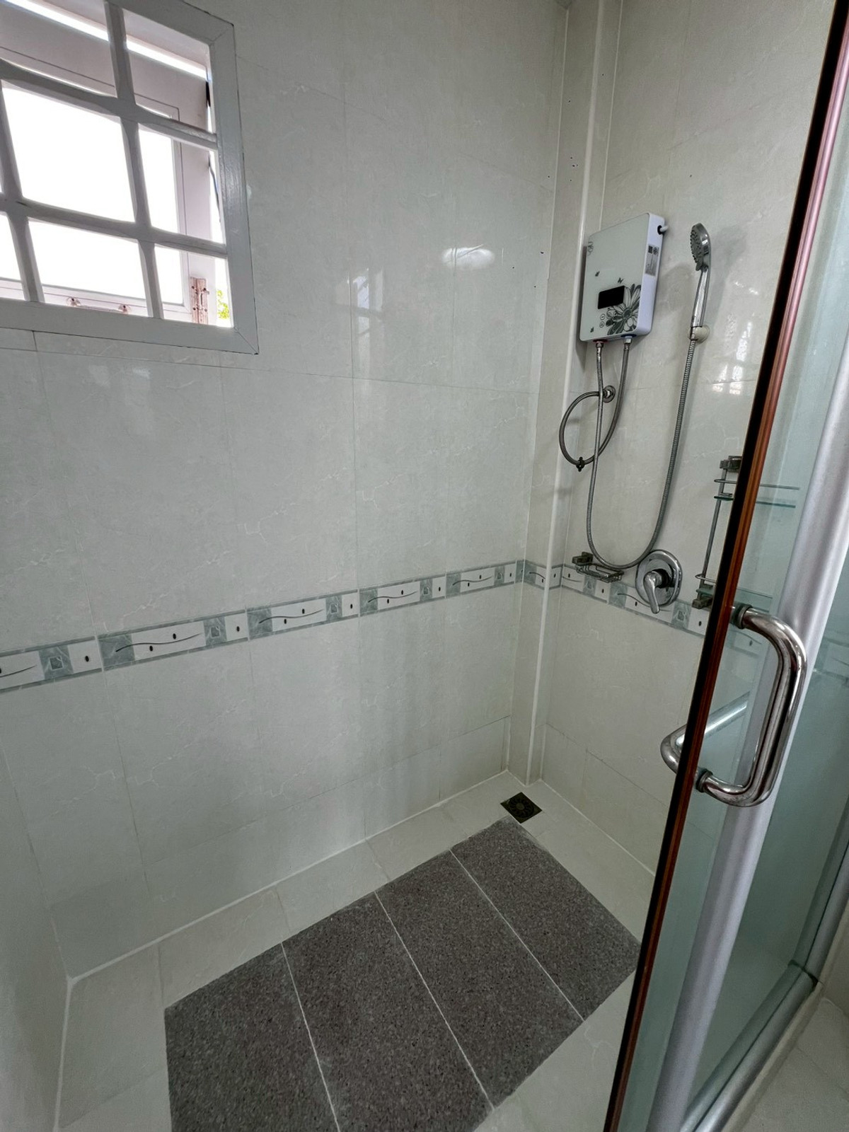 ให้เช่าบ้านพระราม 5 ราชพฤกษ์ บางกรวย : บ้านเดี่ยว พื้นที่เยอะ ครัวใหญ่มาก จดบริษัทได้ เลี้ยงสัตว์ได้ อยู่หลัง เซ็นทรัล เวสต์วิลล์ 4 ห้องนอน 3 ห้องน้ำ