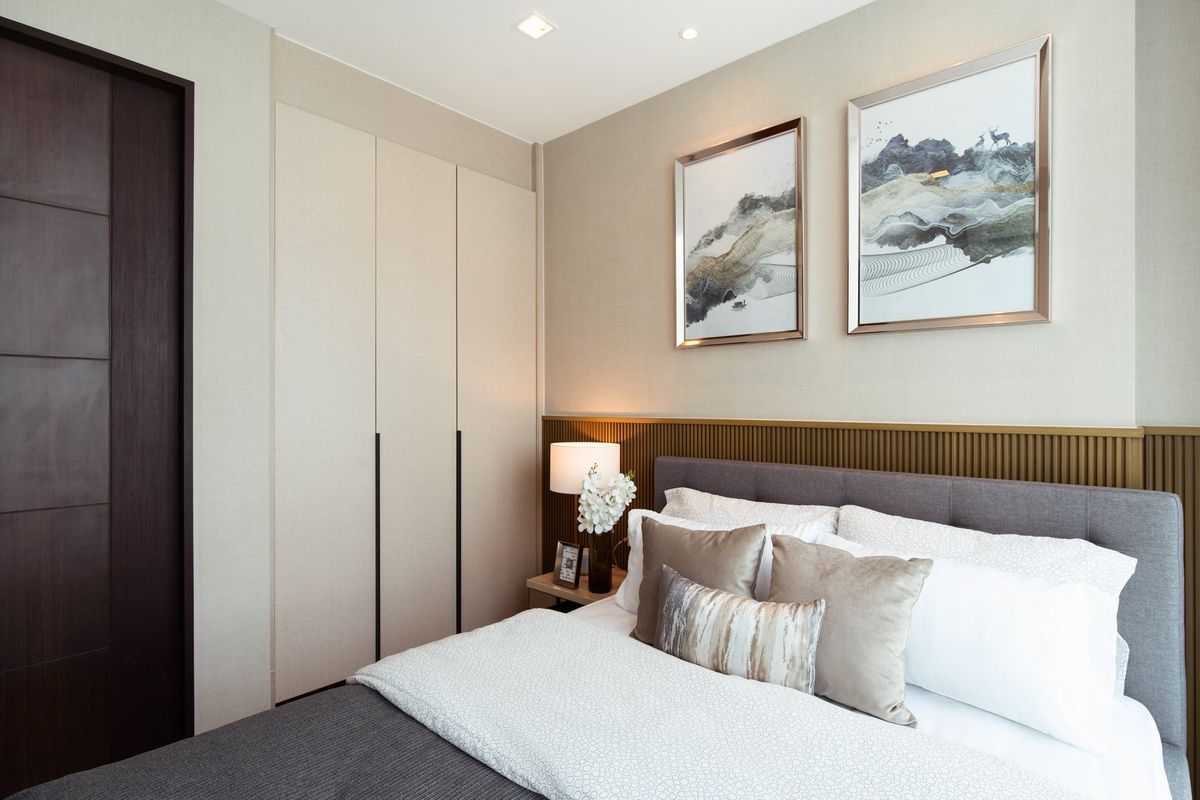 For RentCondoRatchathewi,Phayathai : Wish Signature Midtown Siam 1【𝐑𝐄𝐍𝐓】🔥Sleek and elegant room design with soft wood tones adds a touch of warmth and sophistication.🔥  Contact Line ID: @hacondo