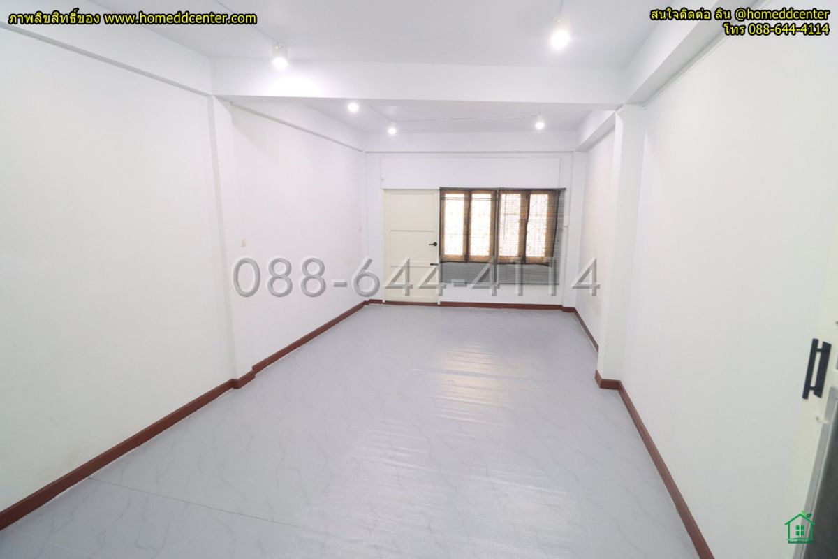 For SaleShop HouseYaowarat, Banglamphu : 5-story commercial building for sale, completely renovated. Prime location in Sampeng area, Soi Wanit 1, near Wat Chakkrawat. Samphanthawong District, Bangkok