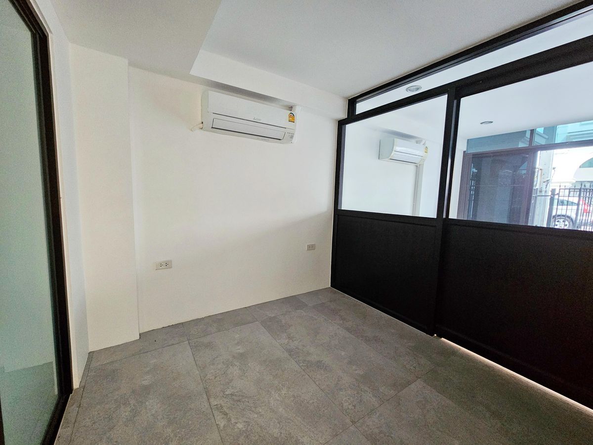 ขายอาคารพาณิชย์เยาวราช บางลำพู : ขาย อาคารพาณิชย์ 3.5 ชั้น เดอะริช อเวนิว @ ดำรงรักษ์ 19.1 ตรว. เหมือนใหม่ ไม่เคยอยู่อาศัย