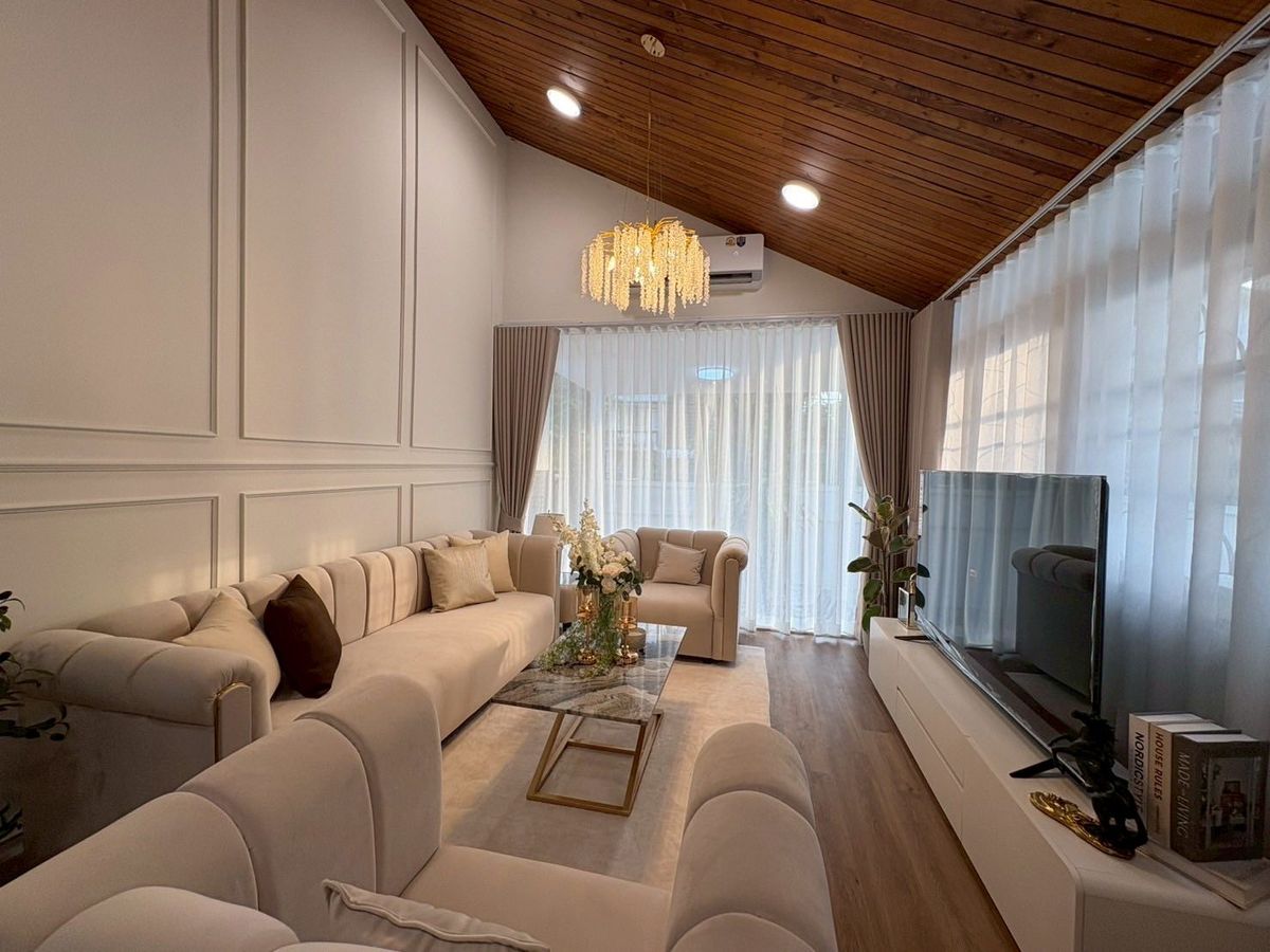 For RentHouseRatchadapisek, Huaikwang, Suttisan : Luxury house with swimming pool in the heart of Ratchada for rent.