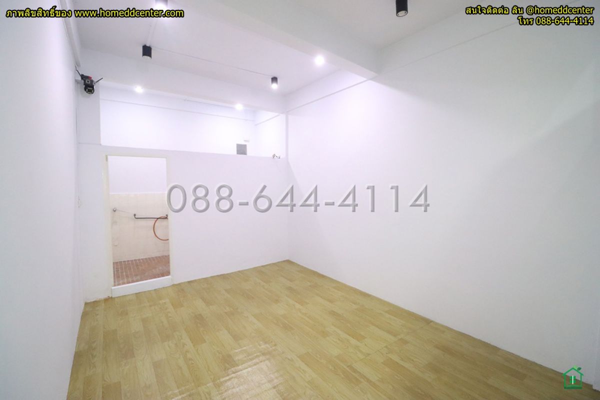 For SaleShop HouseYaowarat, Banglamphu : 5-story commercial building for sale, completely renovated. Prime location in Sampeng area, Soi Wanit 1, near Wat Chakkrawat. Samphanthawong District, Bangkok