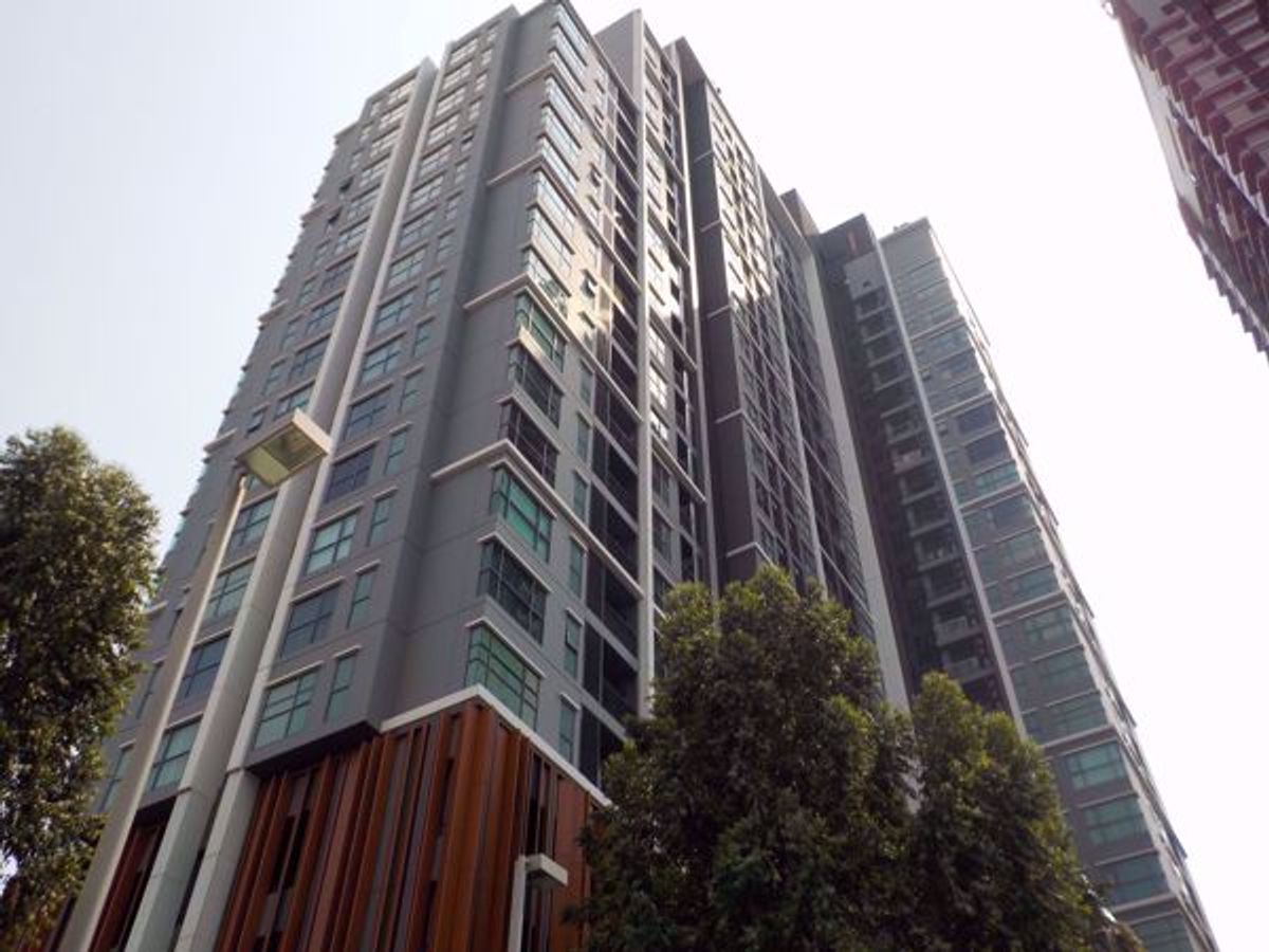 CondoRatchathewi,Phayathai : The best value! 1 bedroom condo, size 35 sq m., opposite Century, near BTS Victory Monument, priced at only 6.59 million.