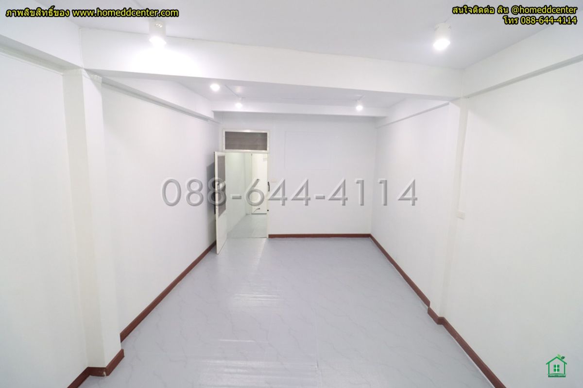 For SaleShop HouseYaowarat, Banglamphu : 5-story commercial building for sale, completely renovated. Prime location in Sampeng area, Soi Wanit 1, near Wat Chakkrawat. Samphanthawong District, Bangkok