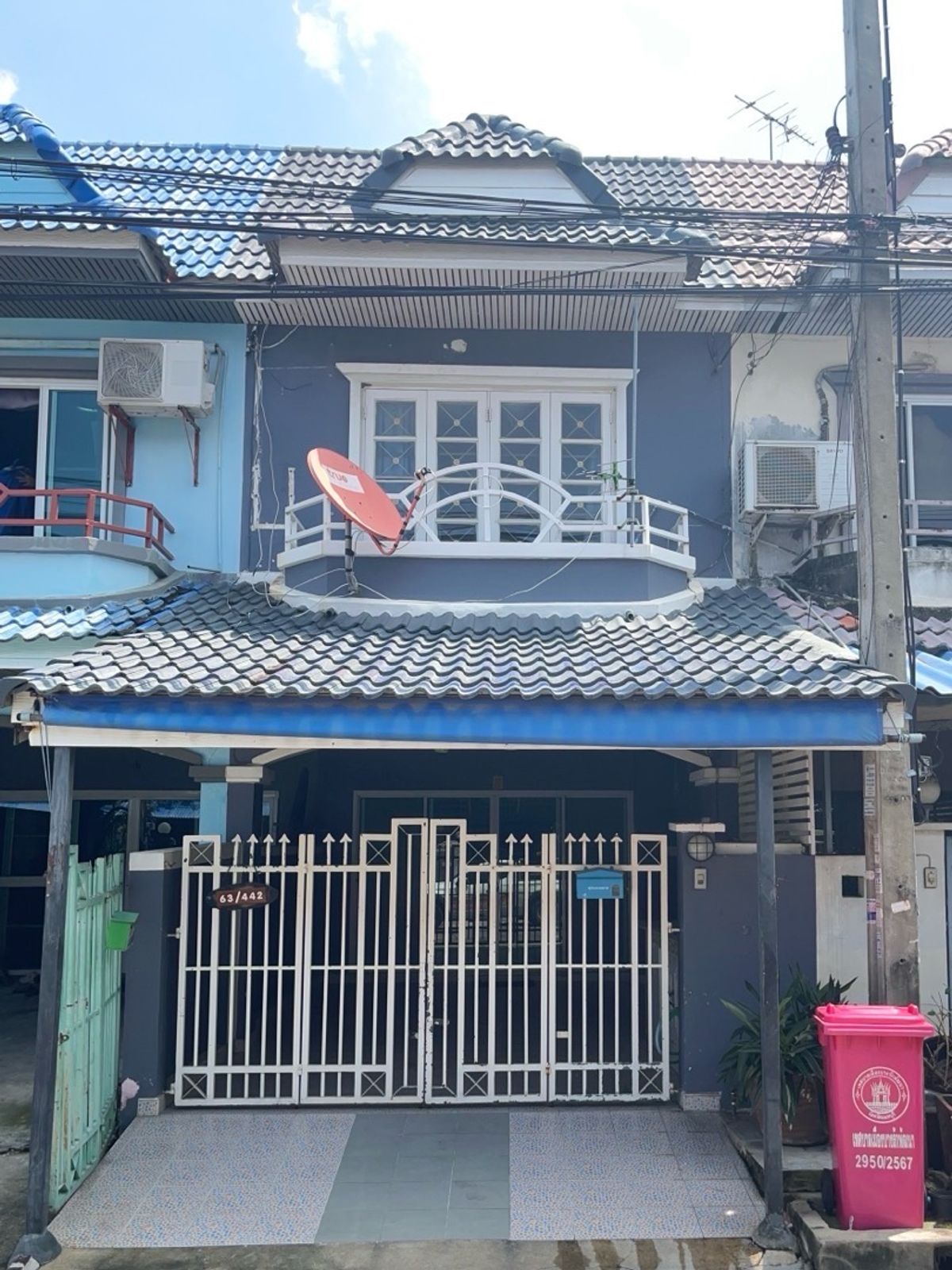 For SaleTownhomeNonthaburi, Bang Yai, Bangbuathong : Townhouse as in the picture, Manawadi Park University, at the beginning of Soi Wat Lat Pla Duk, 3 bedrooms, 2 bathrooms, 1 kitchen, 1 parking space, 16 square wah, 2 air conditioners, with law enforcement, 24 hour security, Bang Bua Thong, Nonthaburi.