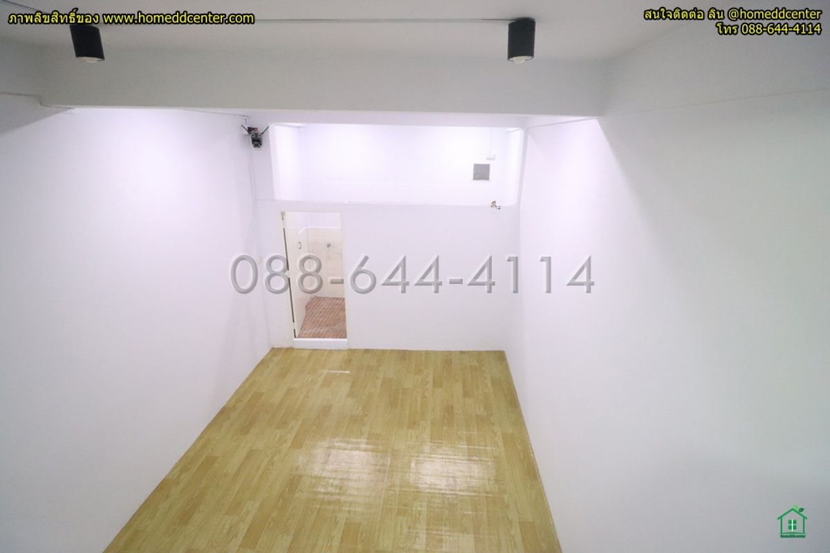 For SaleShop HouseYaowarat, Banglamphu : 5-story commercial building for sale, completely renovated. Prime location in Sampeng area, Soi Wanit 1, near Wat Chakkrawat. Samphanthawong District, Bangkok