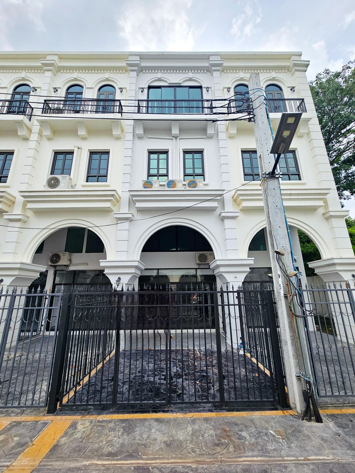 For SaleShop HouseYaowarat, Banglamphu : For sale: 3.5-storey commercial building, The Rich Avenue @ Damrongrak, 19.1 sqw, like new, never lived in.