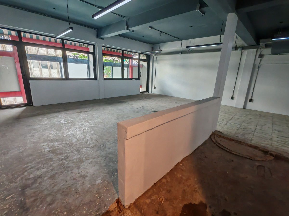 For RentShop HouseYaowarat, Banglamphu : Near MRT Wat mangkon for rent commercial building in Yaowarat Commercial Building, Samphanthawong  4th floor and rooftop    Usable area 180 sq.m. 