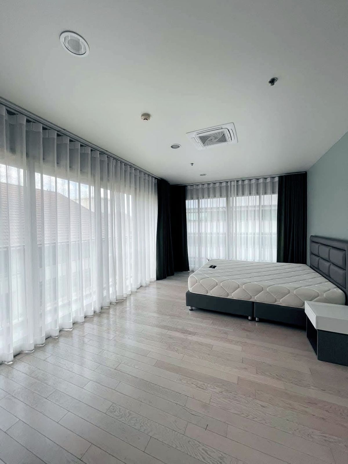 ให้เช่าคอนโดสุขุมวิท อโศก ทองหล่อ : (ห้องใหญ่ ไม่แพง) Condo Noble SOLO  คอนโดโนเบิลโซโล ทองหล่อ ใกล้ BTSทองหล่อ ห้อง พร้อมอยู่ วิว สระว่ายน้ำ