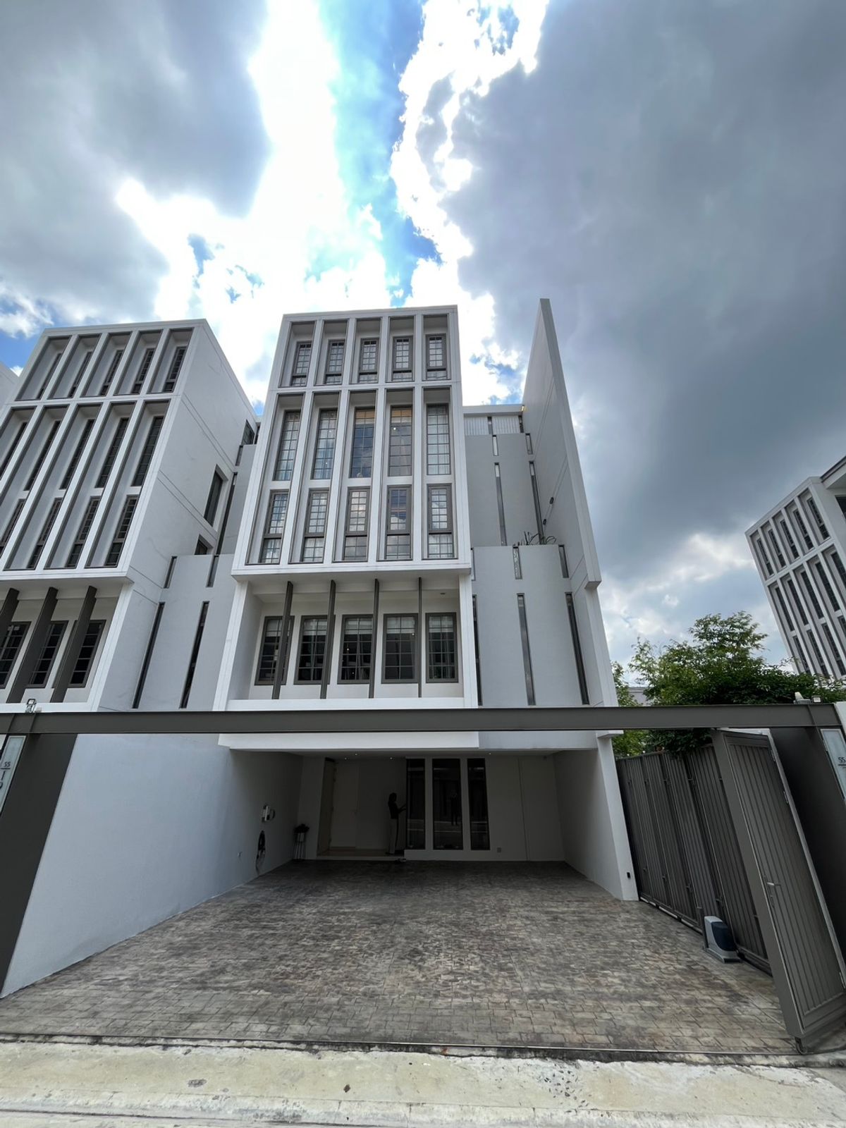 For SaleHome OfficeNawamin, Ramindra : 🏢 Luxurious Home Office for sale, fully furnished, near Central EastVille, the largest house in the project, 51 sq m | 4.5 floors | has a private elevator | Front of the house faces north. Usable area 479.91 sq m | Move in immediately, only 38 million bah