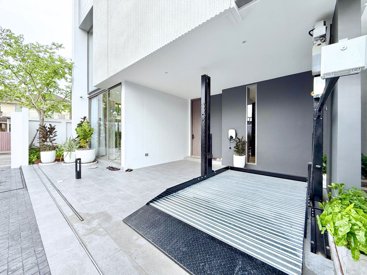 ขายบ้านพระราม 9 เพชรบุรีตัดใหม่ RCA : ขายบ้านตัวอย่างสุดหรู CANVAS RAMA 9 – แบบ Atelier บ้านเดี่ยว 3 ชั้น พร้อมลิฟต์ส่วนตัว หลังเดียวในโครงการที่มี “สระว่ายน้ำส่วนตัว” และ “ที่ดินใหญ่ที่สุด”