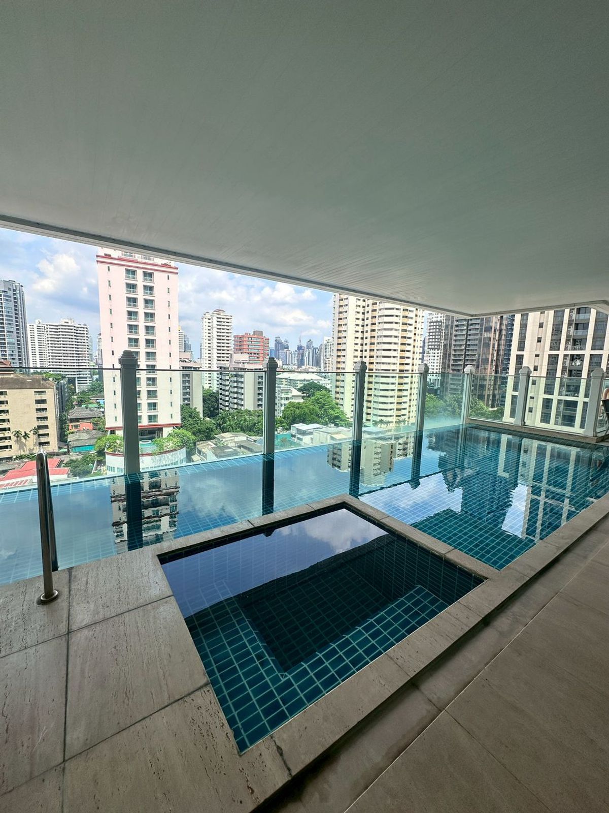 For SaleCondoSukhumvit, Asoke, Thonglor : Private swimming pool unit for sale, large room over 200 sq m, good price in Phrom Phong area, Le Raffine Chomphuttaek project.