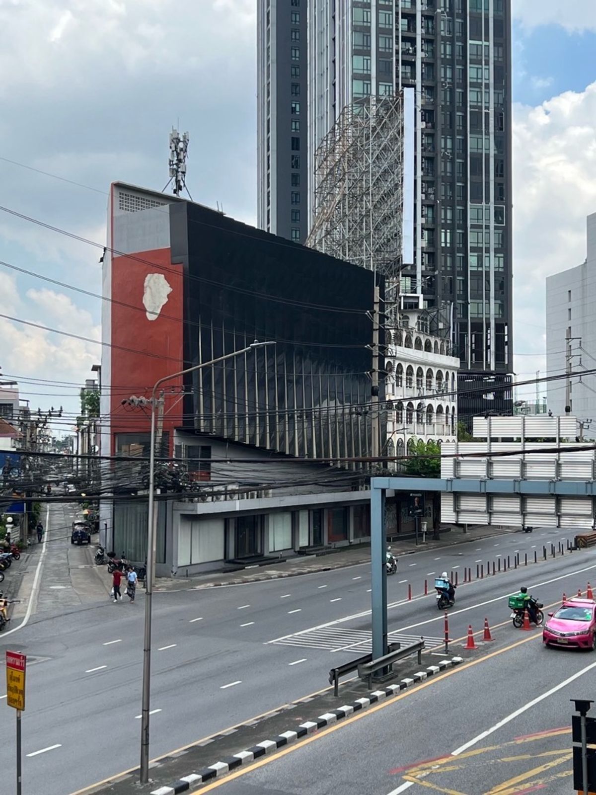 For RentShop HouseAri,Anusaowaree : For rent: commercial building, wide front, showroom style, gallery, next to the main road, Din Daeng, monument, high population, economic and transportation source.