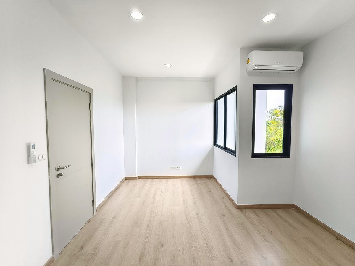 ให้เช่าโฮมออฟฟิศเกษตร นวมินทร์ ลาดปลาเค้า : ให้เช่า โฮมออฟฟิศหรู 4 ชั้น ติดถนนนวลจันทร์ Premium Place Mix Ekamai-Ramintra หน้ากว้าง 5.5 เมตร 2 ห้องทำงานใหญ่ 3 ห้องนอน 4 ห้องน้ำ 28 ตร.ว. 