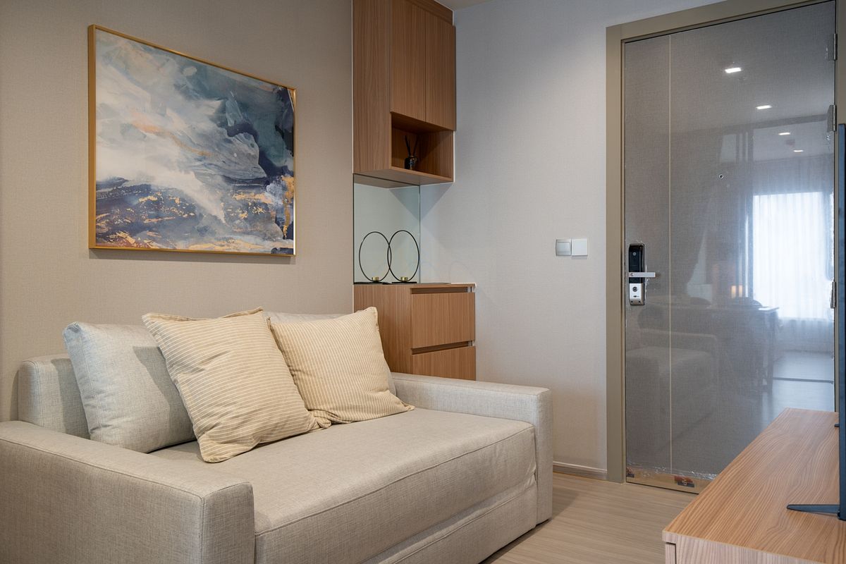 For RentCondoRama9, Petchburi, RCA : Brand new renovated room, high floor, beautifully decorated, built-in throughout the room, 1+1 bedroom @ Life Asoke Rama 9